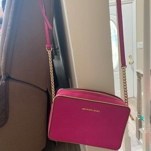 michael kors jet set crossbody in hot pink